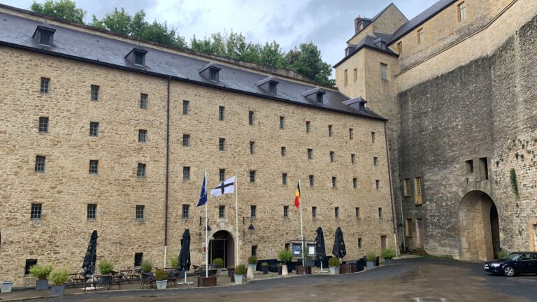 Hôtel Le Château Fort de Sedan. Mein Zimmer ist im 3 Stock, 2 Fenster von rechts