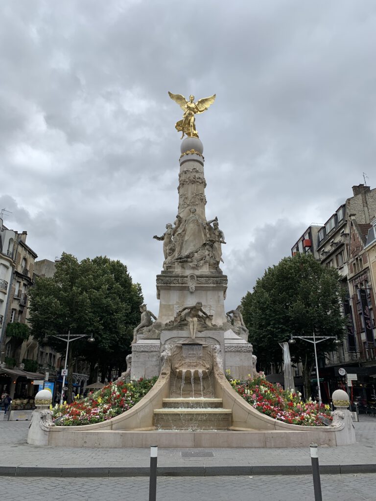 Die Siegessäule am Platz Drouet Erlon
