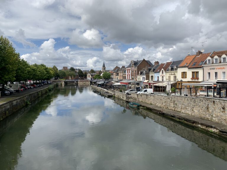 Häuser an "La Somme Canalisee"